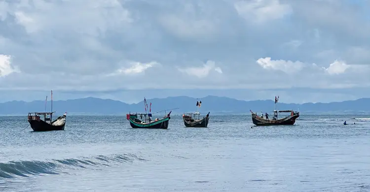 সেন্টমার্টিনগামী ট্রলারের ইঞ্জিন বিকল, ৪৫ যাত্রী উদ্ধার