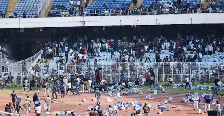 মেসিকে দেখতে না পেরে সল্টলেক স্টেডিয়ামে ভাঙচুর চালালেন দর্শকরা