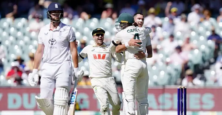 অ্যাডিলেড টেস্ট অস্ট্রেলিয়ার বোলারদের সামনে অসহায় ইংল্যান্ড