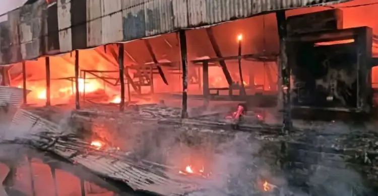 সিরাজগঞ্জে শাড়ি প্রিন্ট কারখানায় আগুন