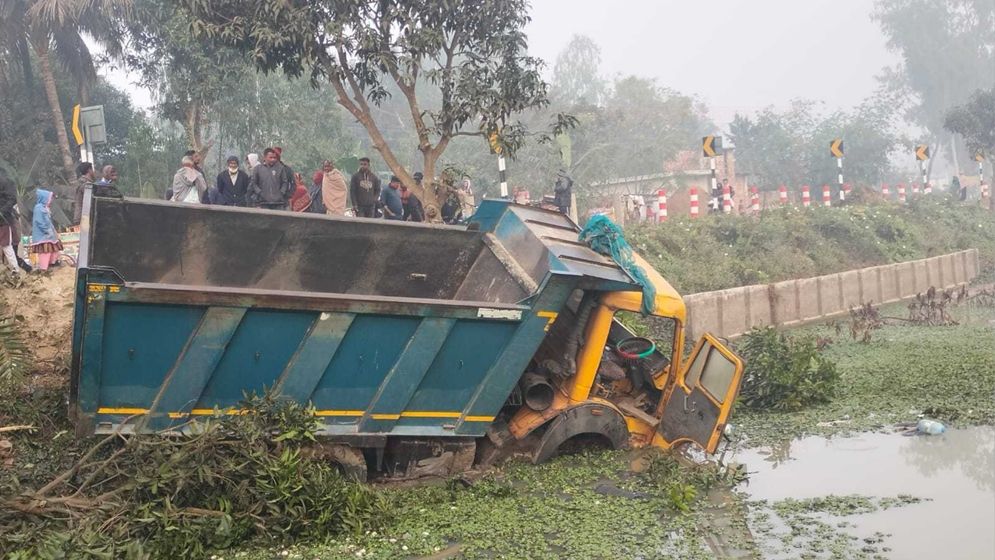 নওগাঁয় ট্রাকচাপায় প্রাণ গেল ৫ জনের