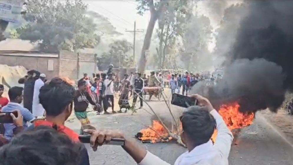 মাদারীপুরে সড়ক দুর্ঘটনায় নিহত ৩, অলৌকিকভাবে বেঁচে গেল শিশুটি