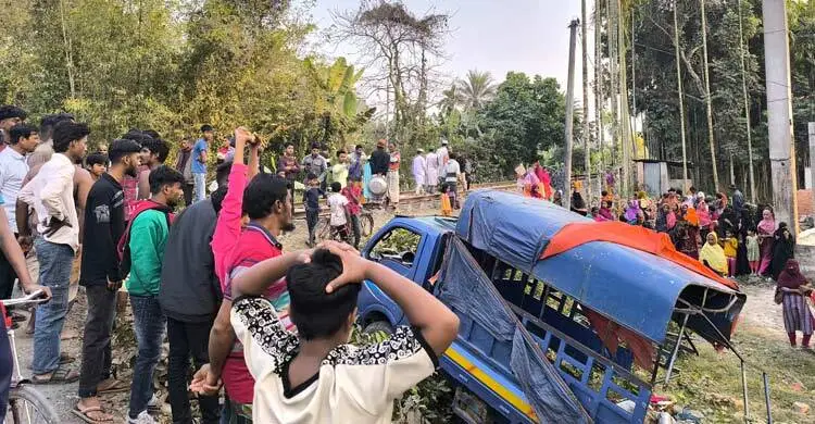 ফরিদপুরে ট্রেনের ধাক্কায় পিকআপে থাকা দুই ভাইসহ নিহত ৩