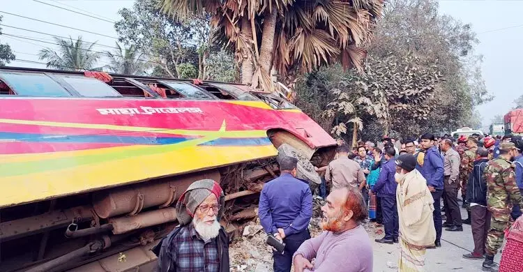 মাগুরায় নিয়ন্ত্রণ হারিয়ে বাস খাদে, আহত ১০