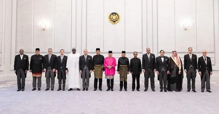 ১২ দেশের রাষ্ট্রদূতের নিয়োগপত্র গ্রহণ করলেন মালয়েশিয়ার রাজা