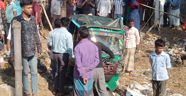 মিরসরাইয়ে থেমে থাকা সিএনজিতে ট্রাকের ধাক্কা, শিক্ষার্থীসহ নিহত ২