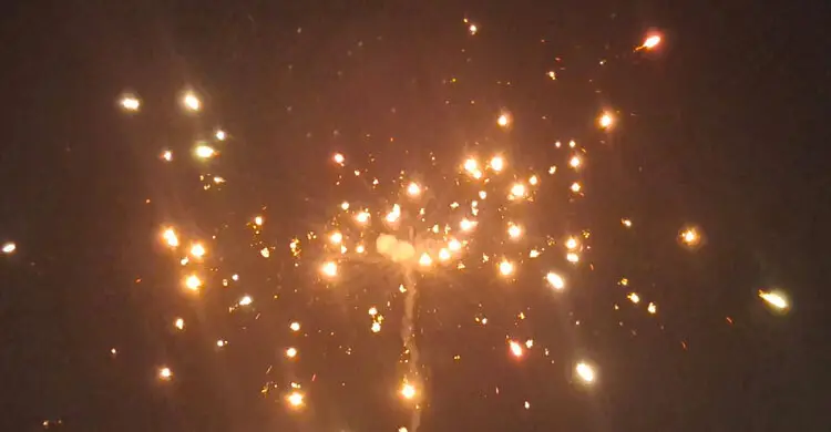 নিষেধাজ্ঞা অমান্য করে ঢাকা শহরজুড়ে আতশবাজি