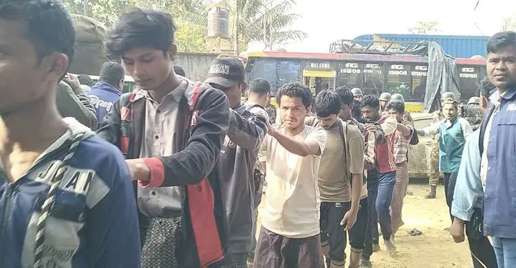 রাখাইন থেকে পালিয়ে আসা ৫৩ রোহিঙ্গা আটক