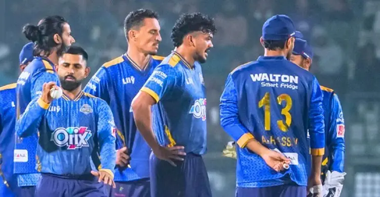 তলানির দুই দলের লড়াইয়ে টস জিতে ফিল্ডিংয়ে ঢাকা