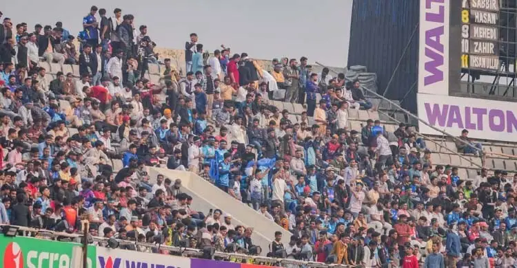 ঢাকায় বিপিএল ‘ফেরার’ দিনে দর্শকদের উপচে পড়া ভিড়