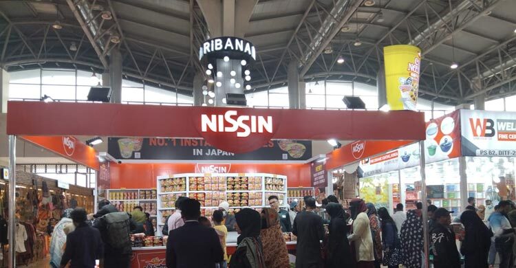 বাণিজ্য মেলায় ক্রেতা-দর্শনার্থীর ভিড়