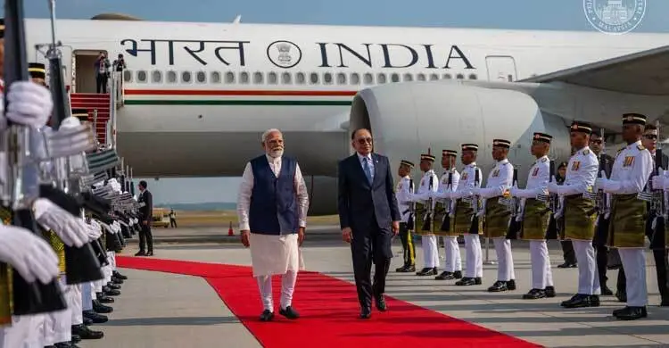 মালয়েশিয়ায় নরেন্দ্র মোদীকে লাল গালিচা সংবর্ধনা