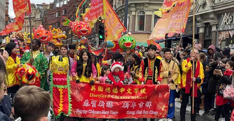 লন্ডনে বর্ণিল আয়োজনে চীনা নববর্ষ উদযাপন