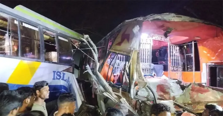 বরিশালে দুই বাসের মুখোমুখি সংঘর্ষে চালক নিহত, আহত ১০