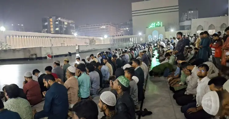 পালিত হচ্ছে শবে বরাত, মসজিদগুলোতে ধর্মপ্রাণ মুসল্লিদের ভিড়
