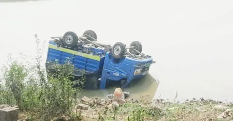 নিয়ন্ত্রণ হারিয়ে খাদে পিকআপভ্যান, আসামি-পুলিশসহ আহত ৬