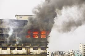 হাজারীবাগে বাণিজ্যিক ভবনে আগুন