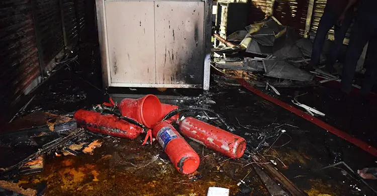 খুলনায় শপিং কমপ্লেক্সে ভয়াবহ আগুন