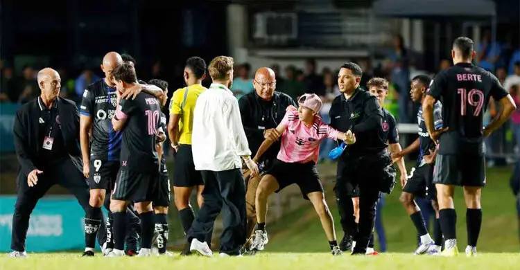 পুয়ের্তো রিকোয় দর্শকের ধাক্কায় মাটিতে পড়লেন মেসি