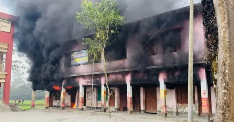 নোয়াখালীতে ভোটকেন্দ্রের পাশের বিদ্যালয়ে আগুন