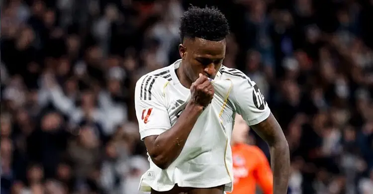 ভিনিসিয়ুসের জোড়া গোলে বার্সেলোনাকে পেছনে ফেলে শীর্ষে রিয়াল মাদ্রিদ