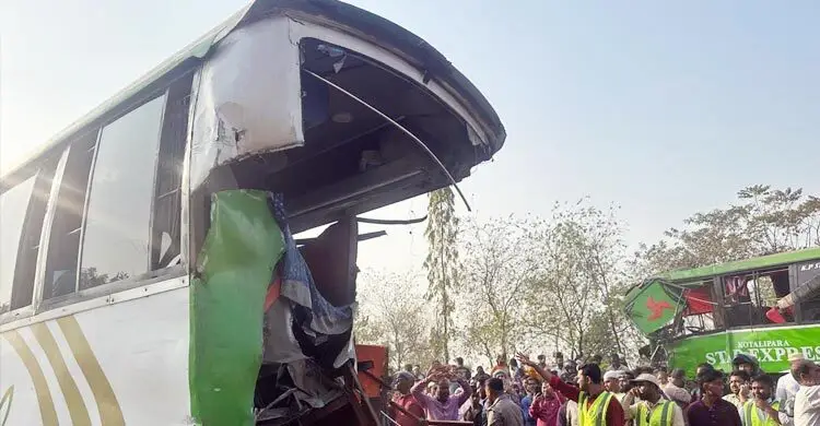 জাজিরায় দুই বাসের সংঘর্ষে চালকের সহকারী নিহত, আহত ১০