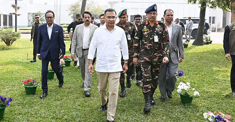 তেজগাঁওয়ের অফিসে প্রধানমন্ত্রী তারেক রহমান, ফুলের চারা রোপণ