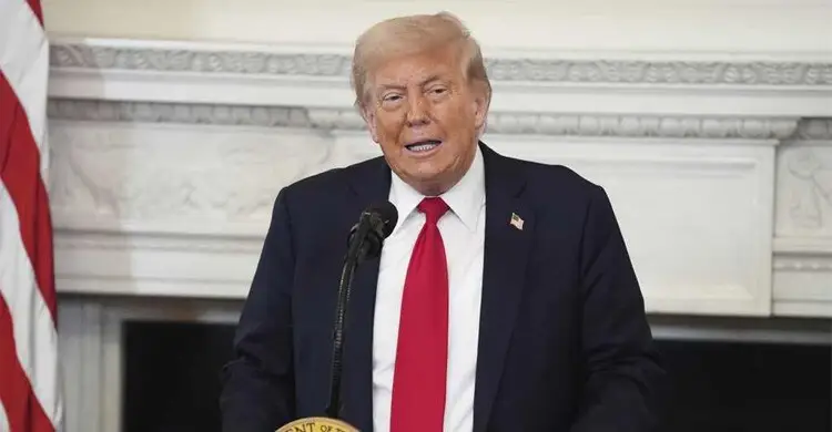 ট্রাম্পকে ইরানে নয়, নিজ দেশে নজর দিতে বলছেন উপদেষ্টারা