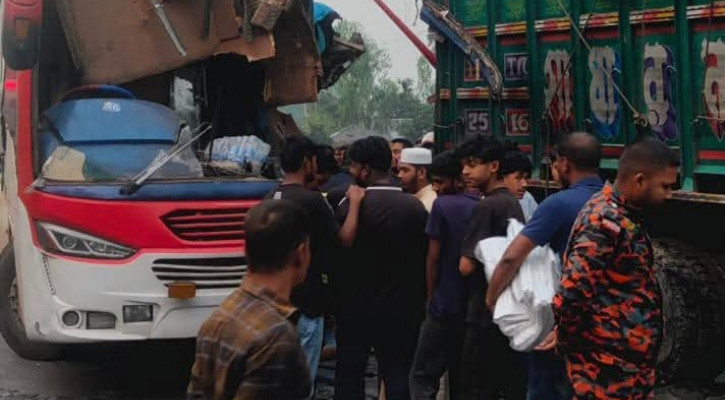 বিরামপুরে সড়কের পাশে দাঁড়িয়ে থাকা ট্রাকে বাসের ধাক্কা, নিহত ২