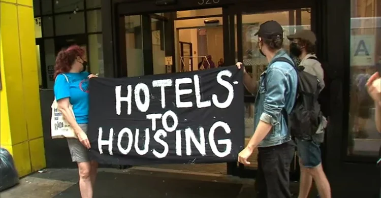 গৃহহীনদের হোটেলে আশ্রয়ের জন্য ১.৮৬ বিলিয়ন ডলারের তিন বছর মেয়াদী চুক্তি স্বাক্ষর করল নিউ ইয়র্ক সিটি