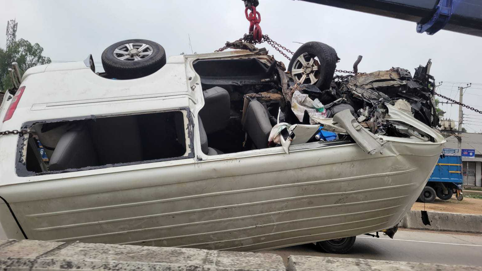 বগুড়ায় নিয়ন্ত্রণ হারিয়ে রোড ডিভাইডারে মাইক্রোবাসের ধাক্কা, ভাই-বোনসহ নিহত ৩