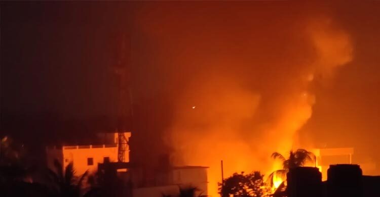 বান্দরবানে অগ্নিকাণ্ডে রেস্তোরাঁসহ সাত বাড়ি পুড়ে ছাই