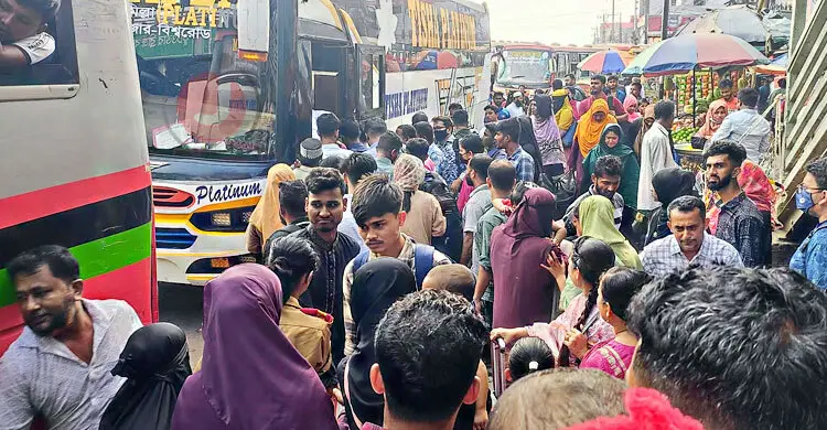 যাত্রীতে ঠাসা বাসস্ট্যান্ড, ফাঁকা ঢাকা-চট্টগ্রাম মহাসড়ক