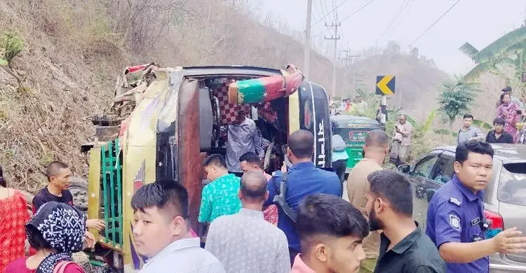 রাঙ্গামাটিতে বাস উল্টে ১৯ যাত্রী আহত