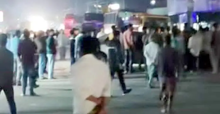 দিনাজপুরে বরযাত্রীর গাড়ি সাইড দেওয়া নিয়ে সংঘর্ষ, থামাতে গিয়ে ট্রাক চালক নিহত