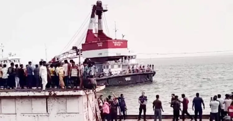 দৌলতদিয়ায় দুর্ঘটনা ফেরিতে ওঠার সময় নিয়ন্ত্রণ হারায় বাসটি, যাত্রী ছিলেন ৪০-৫০ জন