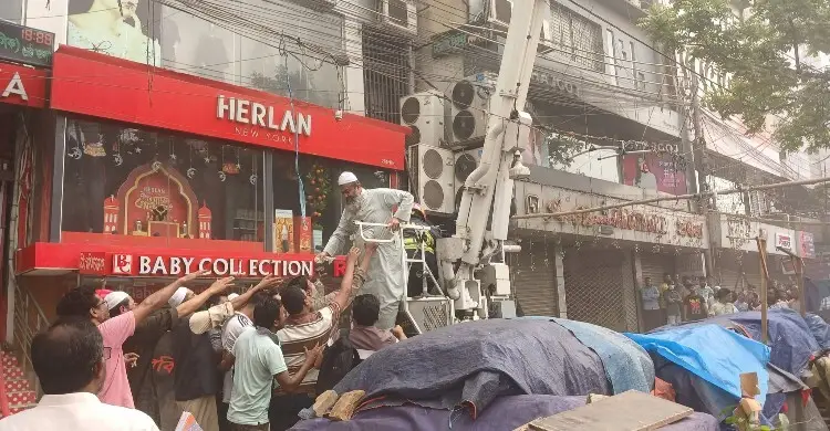 মিরপুরে আগুন লাগা ভবনের ছাদে আটকা কয়েকজন