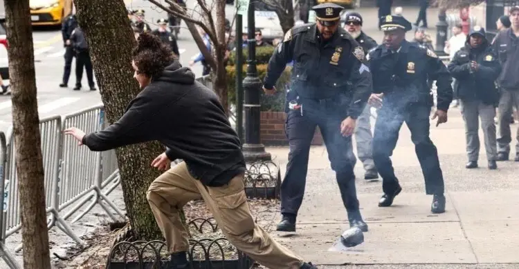 নিউইয়র্কে মামদানির বাড়ির সামনে মুসলিমবিরোধী বিক্ষোভ, ‘বিস্ফোরক’ নিক্ষেপ