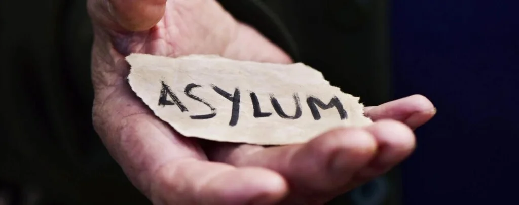 যুক্তরাষ্ট্রে আশ্রয়প্রার্থীরা মামলার কার্যক্রম চলাকালীন ক্রমবর্ধমান হারে আটক বা অন্তরীণ হওয়ার পরিস্থিতির মুখোমুখি হচ্ছেন