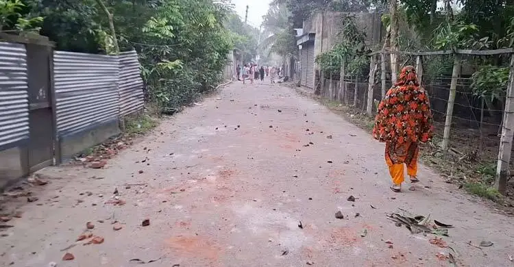 মাদারীপুরে দুই গ্রুপের সংঘর্ষে শতাধিক ককটেল বিস্ফোরণ