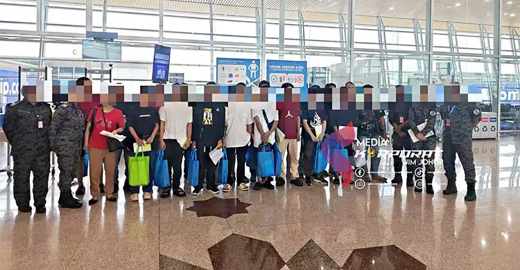 ৩৫ বাংলাদেশিকে ফেরত পাঠালো মালয়েশিয়া