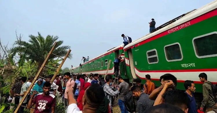 সান্তাহারে ট্রেন দুর্ঘটনা যাত্রীদের দ্রুত গন্তব্যে পৌঁছানোর পদক্ষেপ নিতে প্রধানমন্ত্রীর নির্দেশ