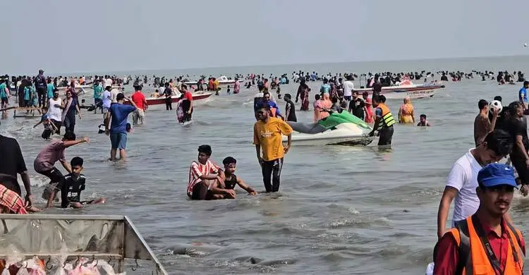 পর্যটকে মুখর কুয়াকাটা সৈকত