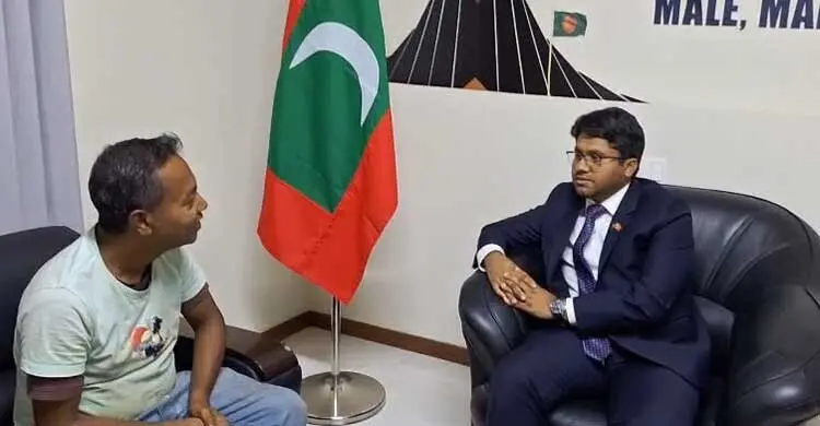 মালদ্বীপে অসুস্থ প্রবাসীকে বিমান টিকিট হস্তান্তর