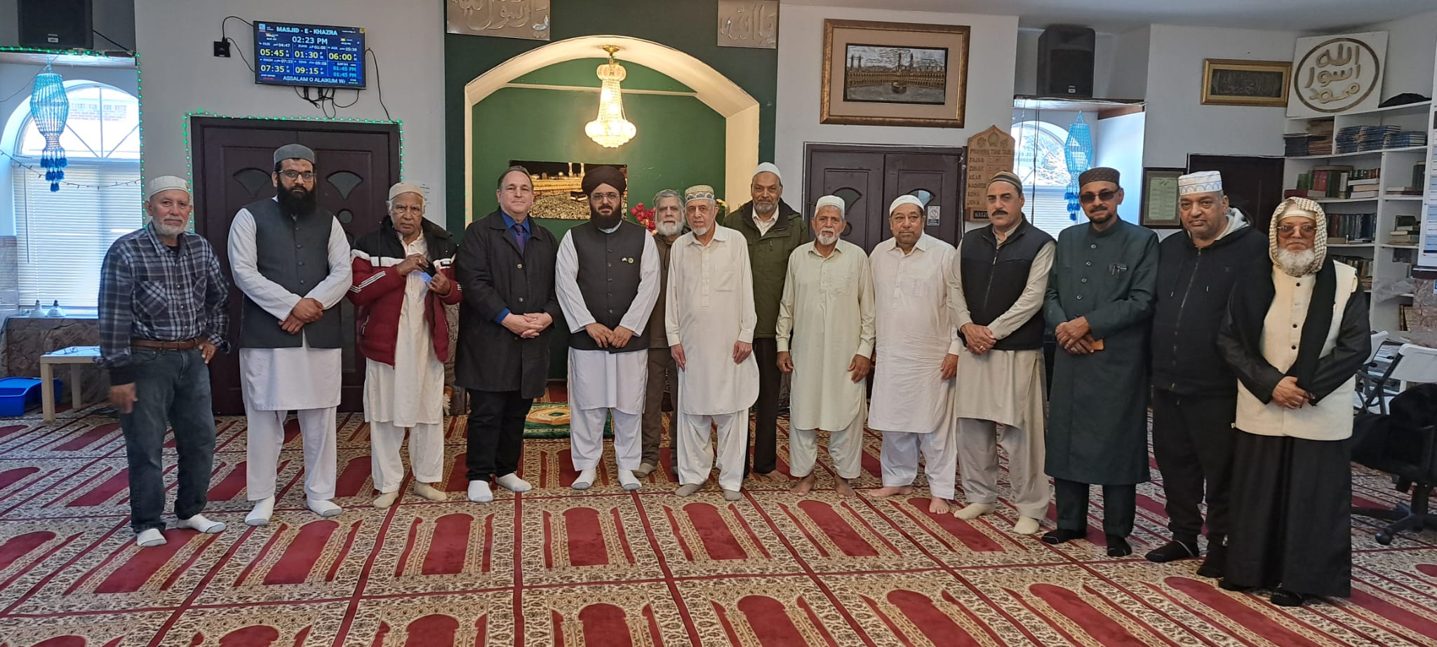 নিউ ইয়র্ক সিটির কুইন্সে অবস্থিত মসজিদ আল খাদরায় জুমার নামাজে এন ওয়াই এস সিনেট প্রার্থী হিরাম মনসেরাতেকে উষ্ণ অভ্যর্থনা জানানো হয়