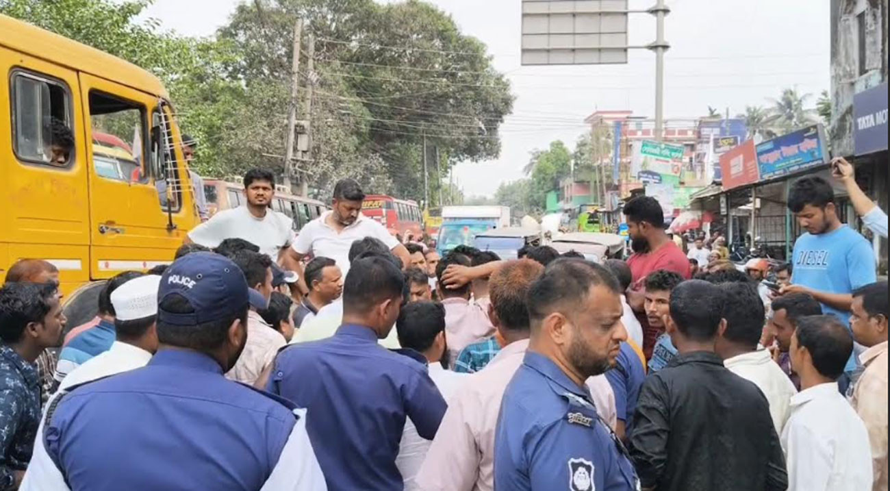 পঞ্চগড়ে ২৪ ঘণ্টা বিদ্যুৎহীনতায় জনদুর্ভোগ, সড়ক অবরোধ করে ক্ষোভ