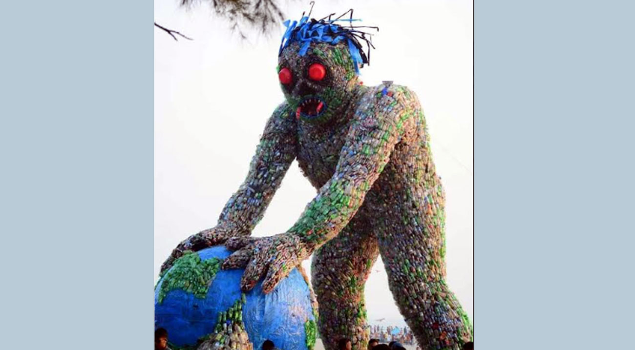 সমুদ্র সৈকত থেকে সরানো হলো ৪৫ ফুটের প্লাস্টিক দানব