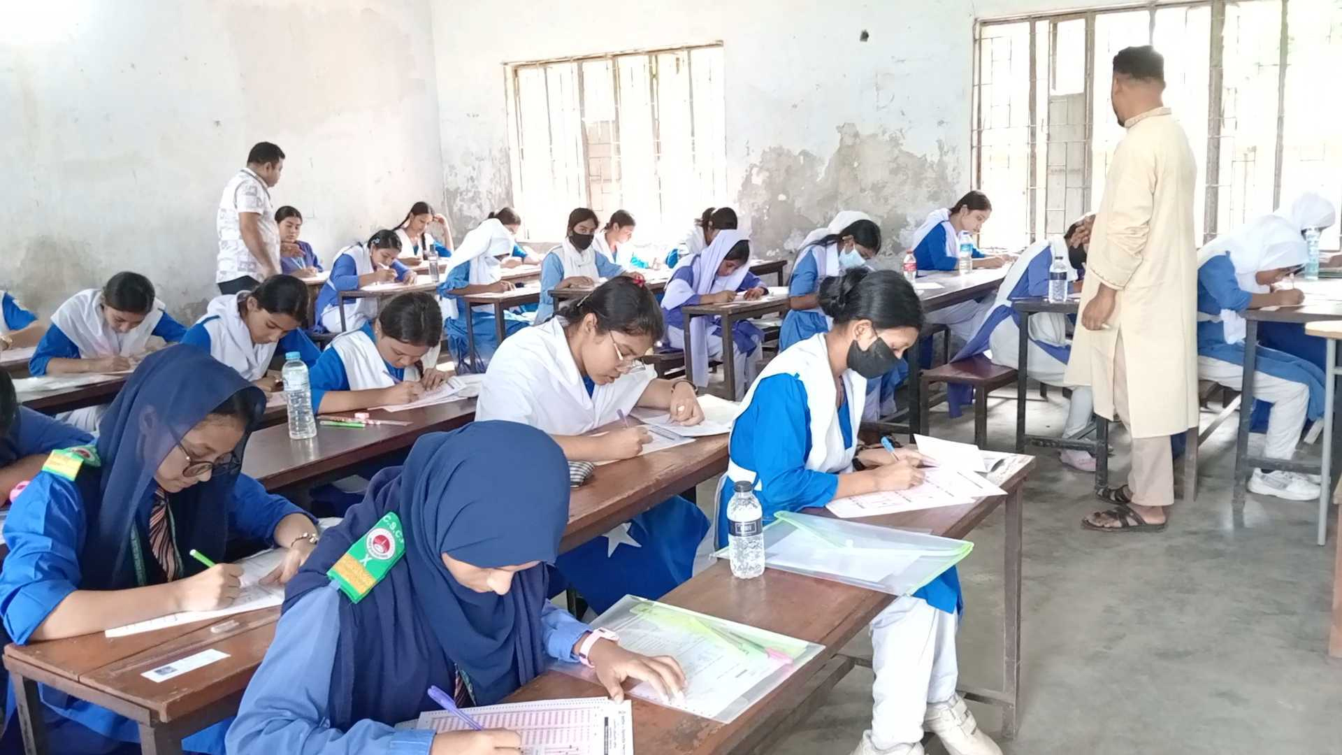 এসএসসি ও সমমানের পরীক্ষা শুরু