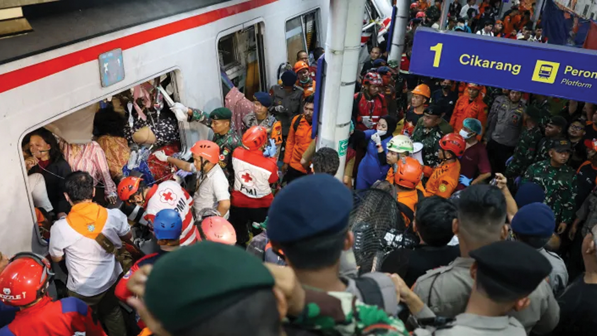 ইন্দোনেশিয়ায় দুই ট্রেনের সংঘর্ষে নিহত বেড়ে ১৪, ধ্বংসাবশেষে চাপা পড়েছেন অনেকে