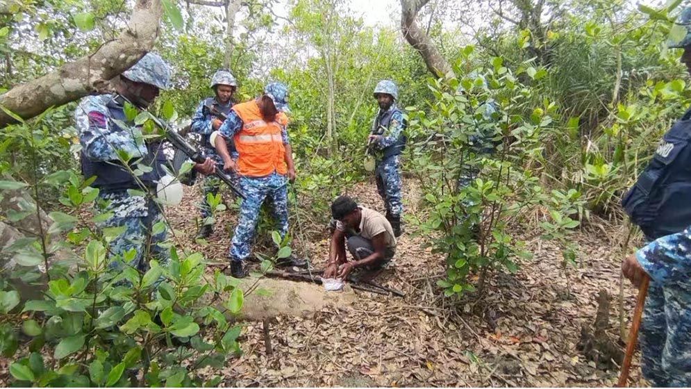 সুন্দরবনে অপহৃত ২ জেলে উদ্ধার, অস্ত্র-গুলিসহ আটক ১